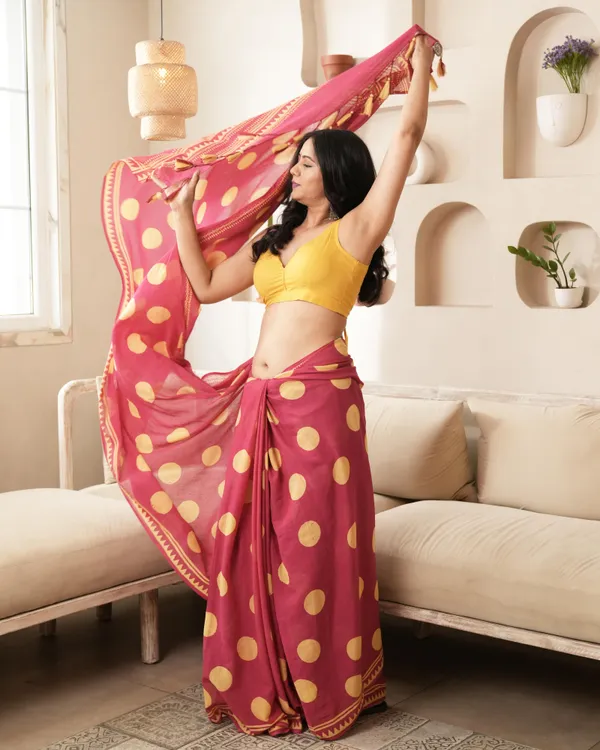 Magenta_Cotton_Charm_Polka_Dot_Mul_Saree_With_Tassels_For_Women